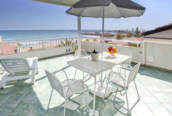 Furnished terrace with sea view