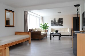 Wohnzimmer mit zwei Einzelbetten / Living room with two single beds