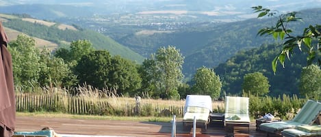 vue de la piscine sur la vallée