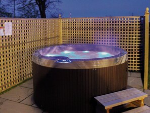Relaxing hot tub | Woodland View, Wigginton, near Tamworth