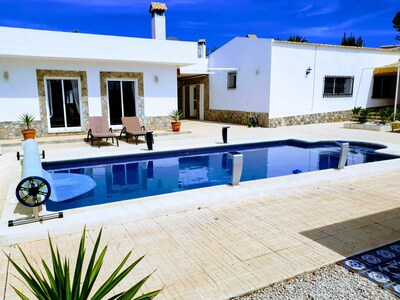 Large Villa walking distance to Fortuna ( 20 mins) and Los Baños de Fortuna