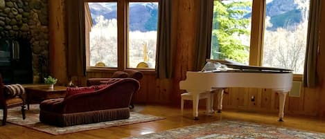 Huge mountain Views, dining room + large screen T.V, sofa sleeper, futon & Piano