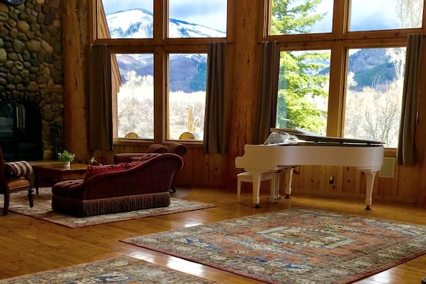 Huge mountain Views, dining room + large screen T.V, sofa sleeper, futon & Piano