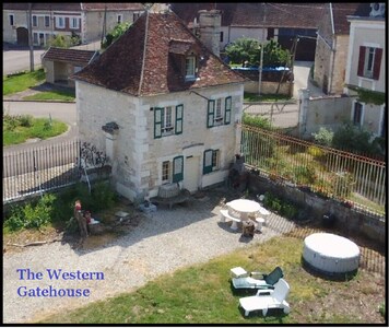 Chateau de Serrigny, Chablis-Serrigny, Das westliche Torhaus