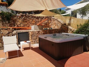 Outdoor spa tub