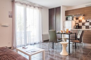Make a quick meal in the kitchenette.