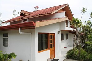 Vista frontal de la propiedad