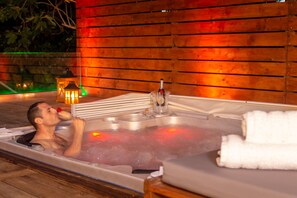 Outdoor spa tub