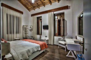 2st floor bedroom.
King size bed.