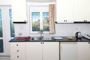 Equipped with boiler, toaster, coffee machine and all the cooking utensils 