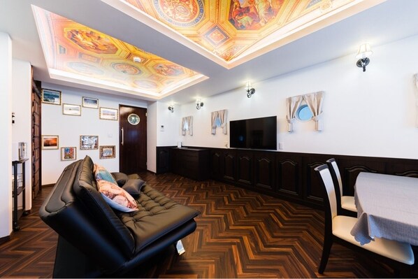 GUEST HOUSE DISCOVERY SHIP