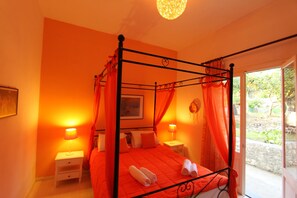 APARTMENT, ORANGE ROOM