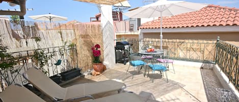 Roof top terrace with sun beds, BBQ and dinnette. 