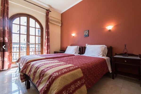 Studio in Chania town steps from the beach