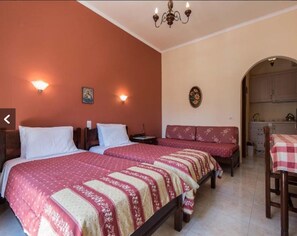 Studio in Chania town steps from the beach