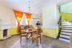 Dining area & kitchen