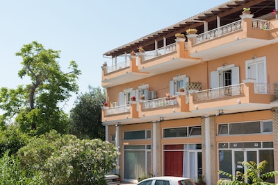 Οικογενειακό διαμέρισμα κοντά στην πόλη της Κέρκυρας. Ευρύχωρο και ήσυχο με χώρο στάθμευσης και αίθριο