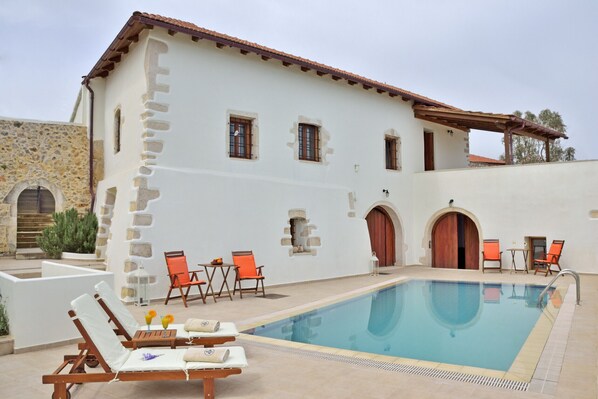 Pool,Next to All Amenities,Kefalas