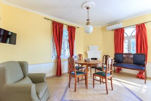 Living room & dining area