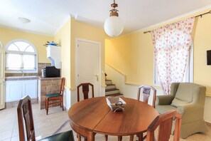 Dining area & kitchen