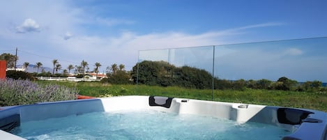 Villa Imerti - New Jacuzzi Spa with 5 seats and view to the palm trees beach.