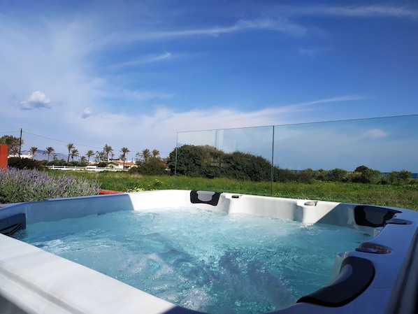 Villa Imerti - New Jacuzzi Spa with 5 seats and view to the palm trees beach.