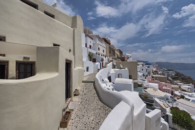 Aerie beautiful house, heart of Oia's traditional settlement, Caldera view