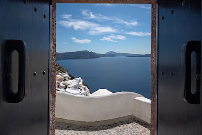 Aerie beautiful house, heart of Oia's traditional settlement, Caldera view