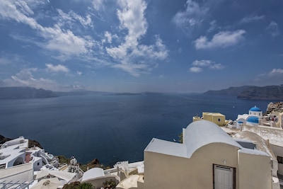 Aerie beautiful house, heart of Oia's traditional settlement, Caldera view