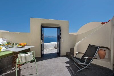 Aerie beautiful house, heart of Oia's traditional settlement, Caldera view