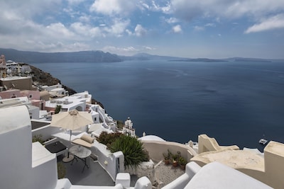 Aerie beautiful house, heart of Oia's traditional settlement, Caldera view