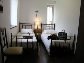 The single, iron-cast beds guarantee a most restful sleep after a walk