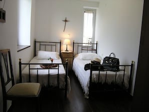 The single, iron-cast beds guarantee a most restful sleep after a walk