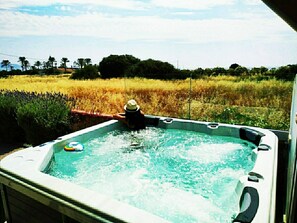 Villa Imerti - Neuer Whirlpool mit 5 Sitzplätzen und Blick auf den Palmenstrand