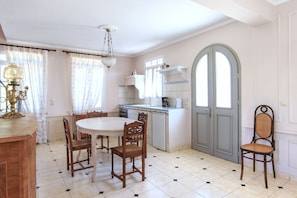 Dining area & kitchen