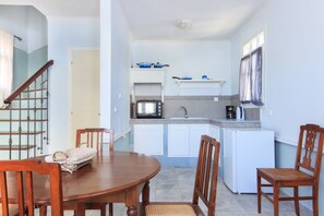 Dining area & kitchen