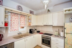 fully equiped kitchen