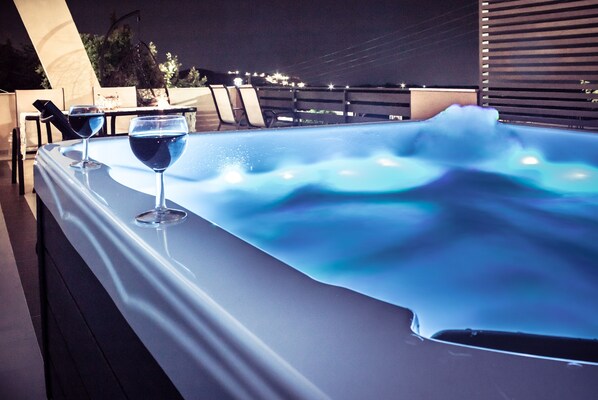 Outdoor spa tub