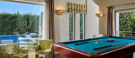 Professional pool table with pool view for moments of relaxation.