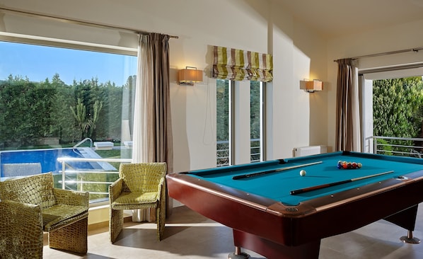 Professional pool table with pool view for moments of relaxation.