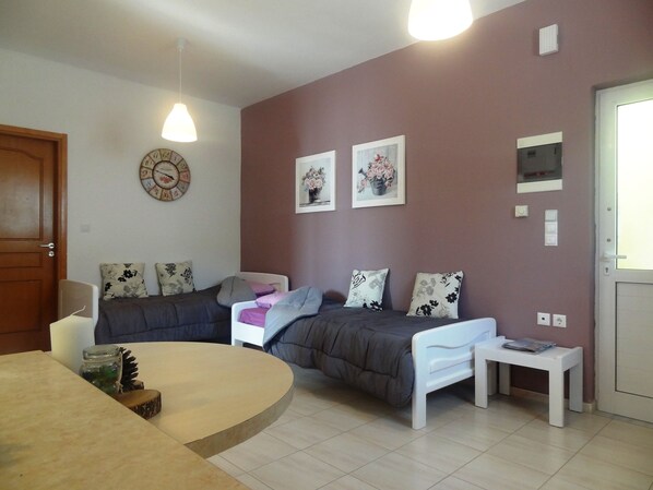 Common area with honor with 2 beds