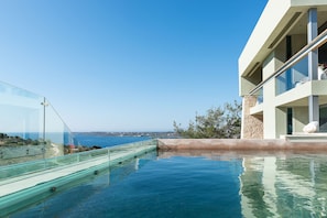 Private swimming pool with sea view 