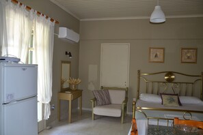 Spartia Kefalonia apartments: one of the rooms offers a comfortable double bed 