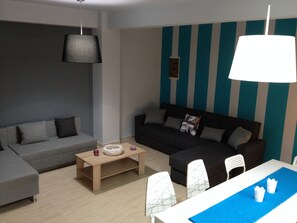 Big livingroom with 2 sofas/double beds