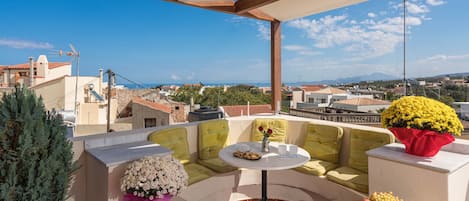 ENJOY FAMILY MEALS OR NIGHT PARTIES ON THE HUGE ROOFTOP PATIO WITH STARS AND 360 BREATHTAKING VIEW