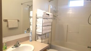 Main Full Bathroom/Fine Bath Linens/Toiletries