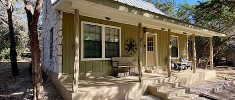 MONTE VISTA - ADORABLE CABIN ON RIVER ROAD IN CONCAN, ONLY 1 MINUTE TO THE 2ND CROSSING ON THE FRIO RIVER!