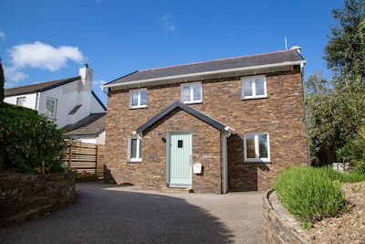 NEW!!  Stunning, detached, contemporary cottage in village close to Padstow