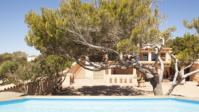  Villa en Cala en Baster con vistas al mar y piscina rodeada de pinares