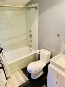 *Modern 3 BR, 3 Full Bath, Mins from Cap Hill, DT , UW, LK Wash*